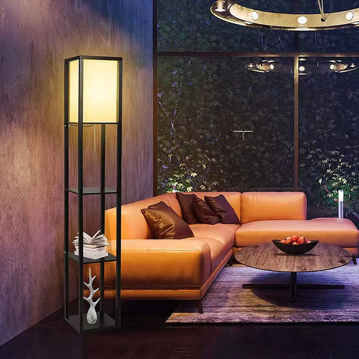 Lampadaire Ihkari avec éclairage doux et rangement dans une chambre contemporaine
