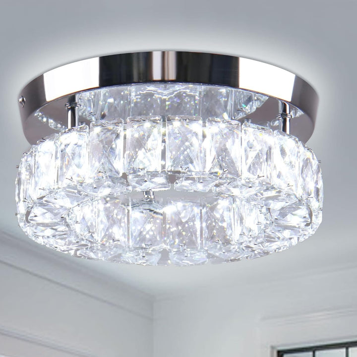 Plafonnier LED en cristal Ihkari installé dans un couloir moderne