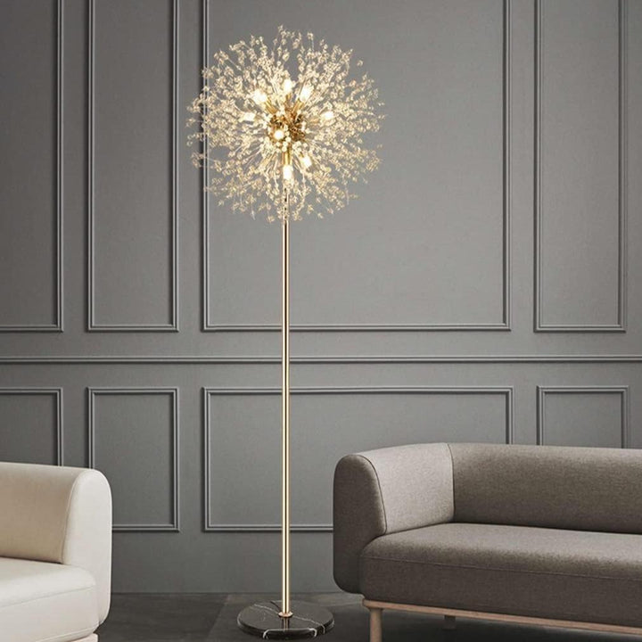 Lampadaire en aluminium et cristal Ihkari dans un salon moderne