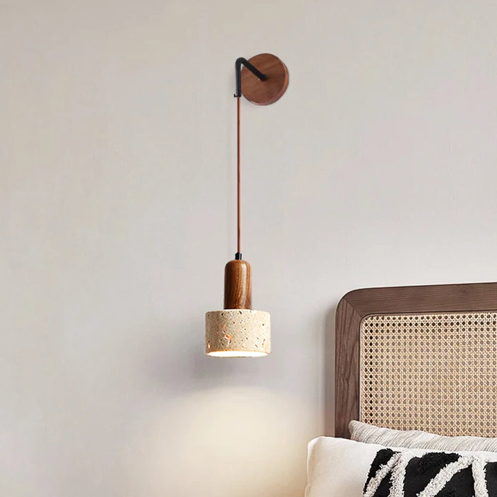 Lampe LED moderne Ihkari en bois avec texture de travertin dans un salon élégant
