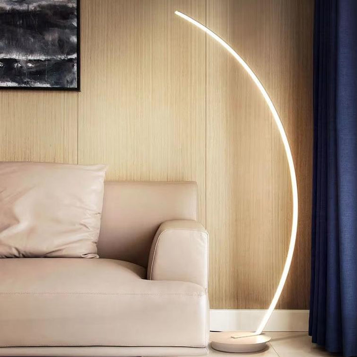 Lampadaire Ihkari apportant une lumière douce dans une chambre contemporaine
