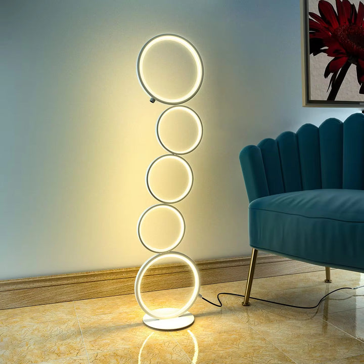 Lampadaire à anneau LED Ihkari apportant une lumière douce dans un bureau minimaliste
