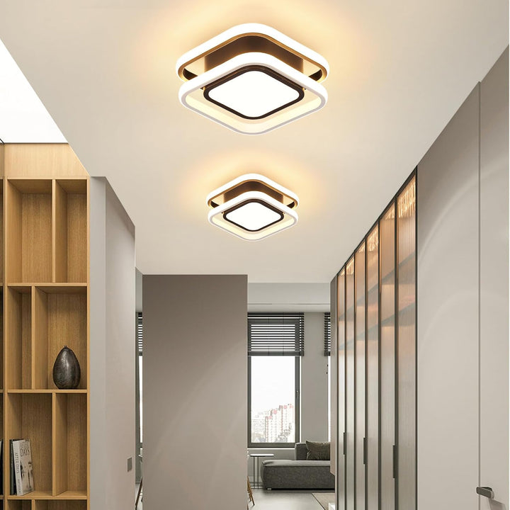 Plafonnier LED Ihkari avec design carré moderne dans un salon élégant
