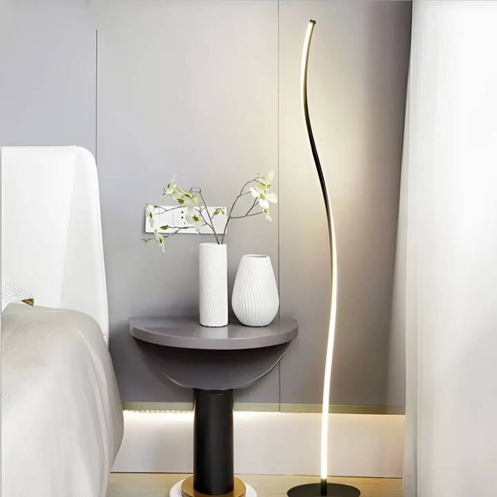 Lampadaire courbe "S" Ihkari avec lumière LED réglable dans un salon moderne
